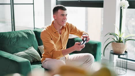 hombre jugando videojuegos en el sofá en la sala de estar
