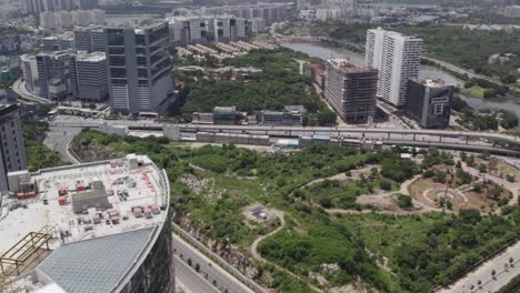 imágenes aéreas un video cinematográfico de una ciudad desarrollada muestra rascacielos, carreteras principales y puentes