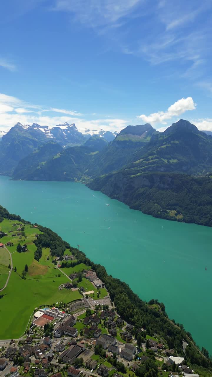 Lago de Lucerna Vierwaldstättersee Suiza naturaleza valle suizo al aire libre video vertical aéreo con dron