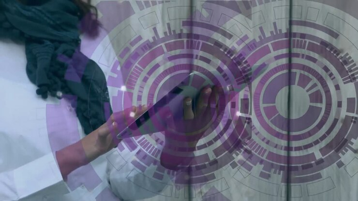 Animazione di elaborazione dati su una donna che utilizza un tablet.