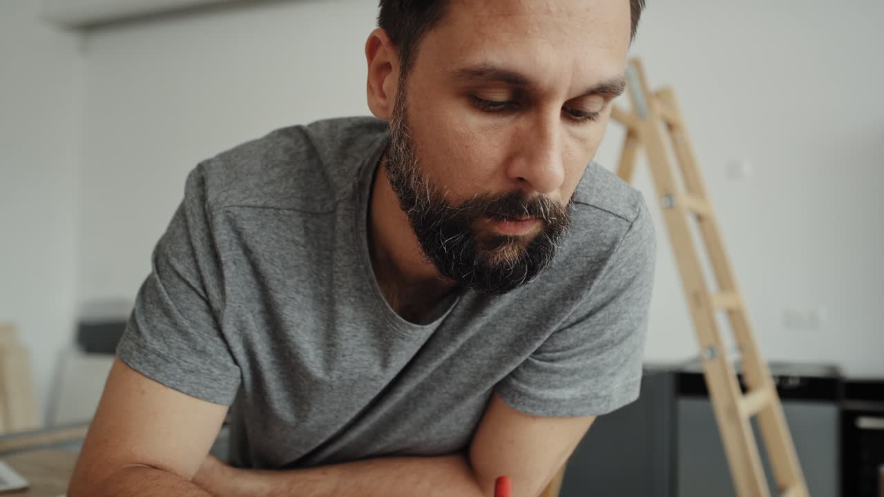 video en primer plano del carpintero calculando y guardando los resultados