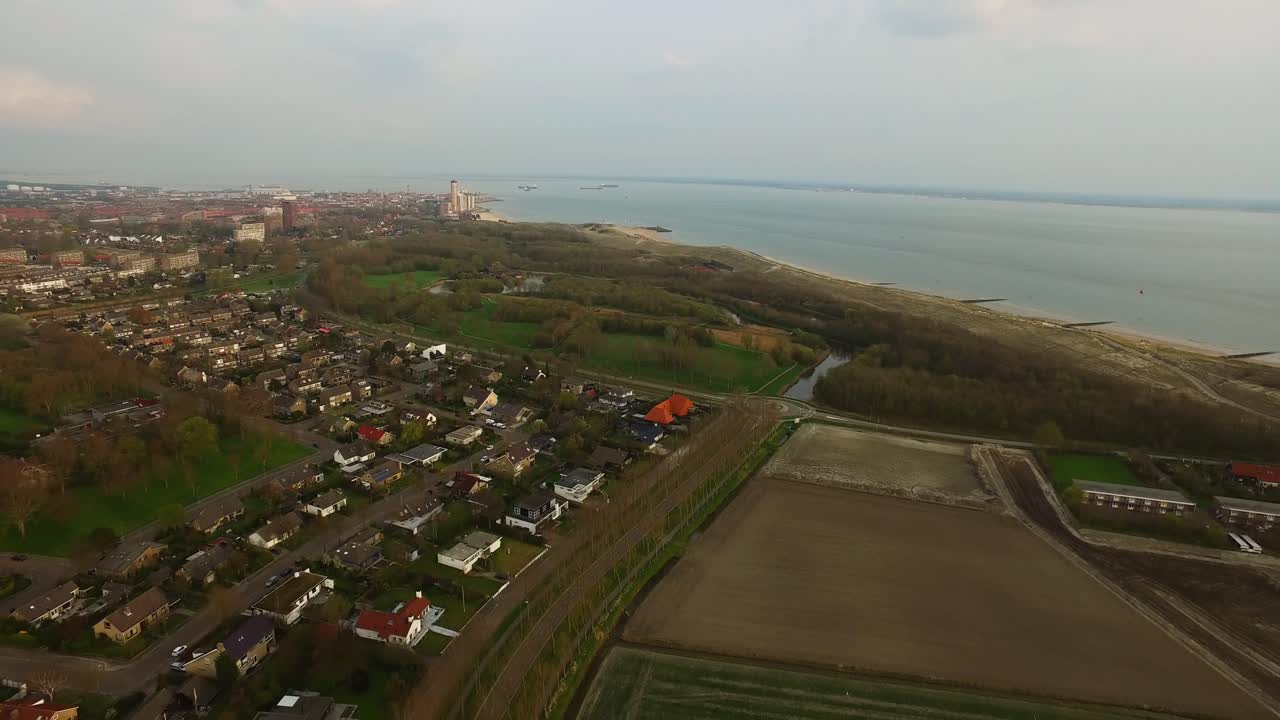 antena: la ciudad de vlissingen ubicada en el mar del norte durante la puesta de sol