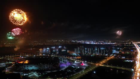 moscú de noche. fuegos artificiales festivos sobre la ciudad nocturna.
