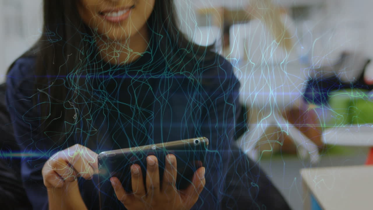 animación del procesamiento de datos sobre una mujer de negocios biracial que usa una tableta