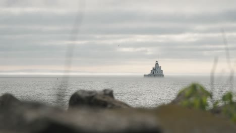 Der-Neblige-Leuchtturm-Ist-In-Nebel-Gehüllt