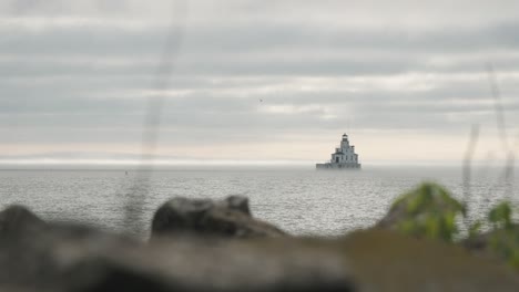 el faro brumoso cubierto de niebla