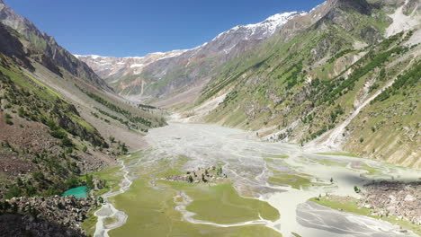 toma aérea cinematográfica del valle de las montañas y aguas turquesas en el valle de naltar en pakistán, toma de drones