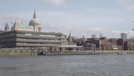 vista de um barco no rio tâmisa mostrando edifícios no horizonte financeiro da cidade de londres 1