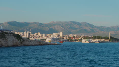 drive out of the bay in split on a boot trip