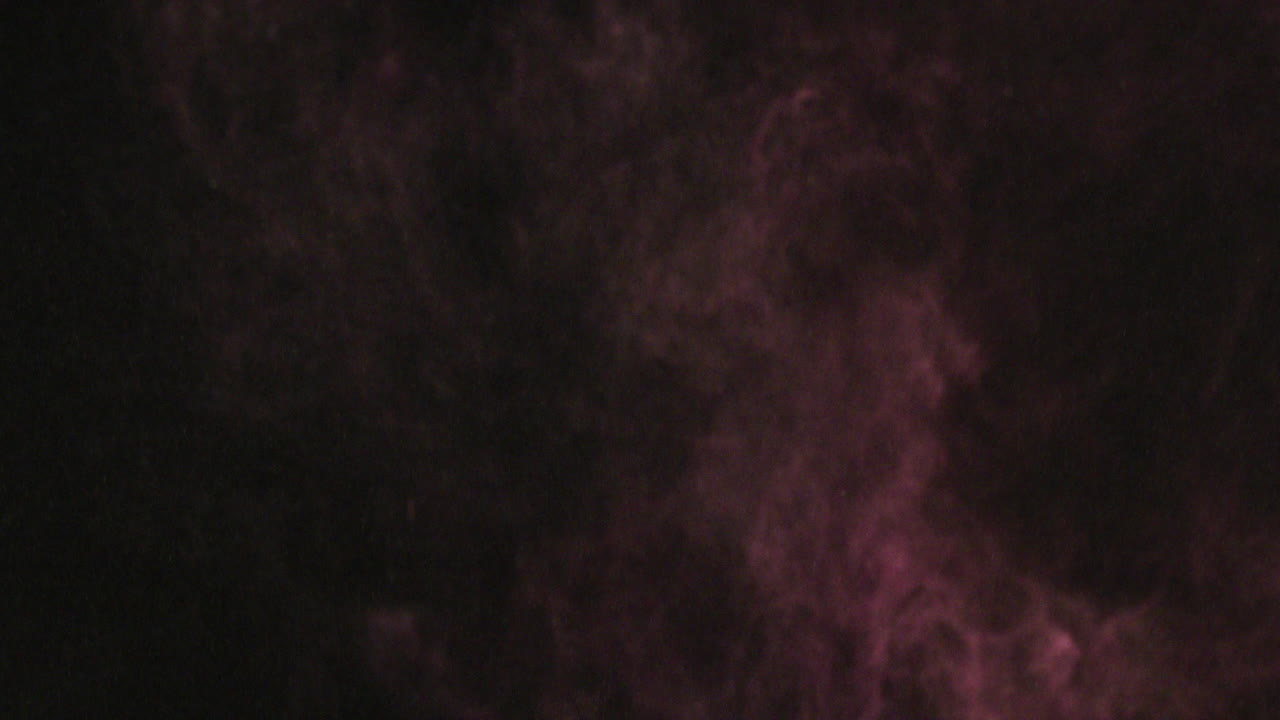 vídeo de polvos multicolores con espacio de copia sobre fondo negro