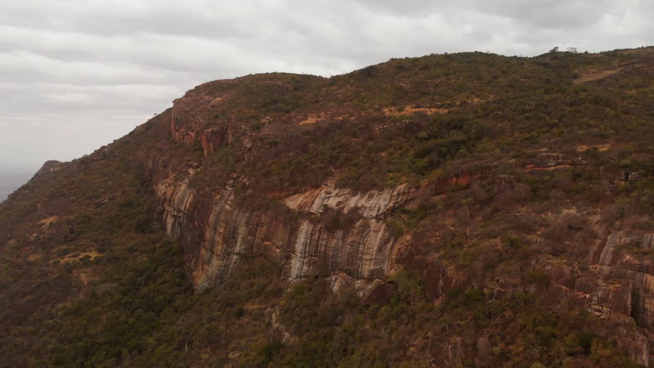 vista aérea del monte sagrado ololokwe del pueblo samburu en el norte de kenia