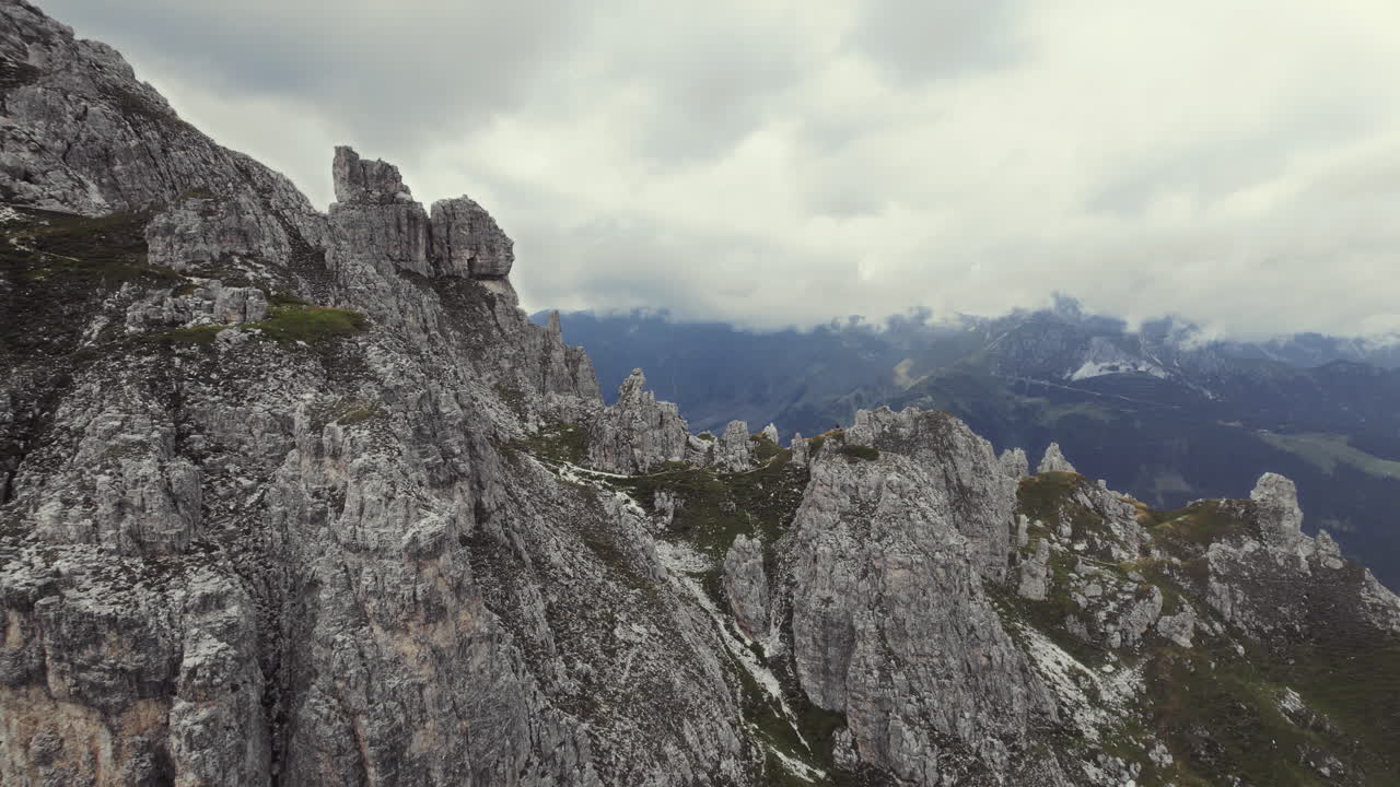 Splendida ripresa aerea delle montagne alpine 11er