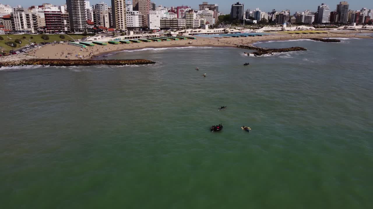 equipo profesional de remo en el mar en mar del plata, argentina