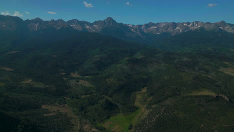 Colorado-Escénico-Aéreo-Cinematográfico-Zumbido-Verano-San-Juans-Montañas-Rocosas-Ridgway-Ralph-Lauren-Rancho-Monte-Sniffels-Dallas-Rango-14er-Millón-De-Dólares-Autopista-Mañana-Cielo-Azul-Al-Revés-Movimiento