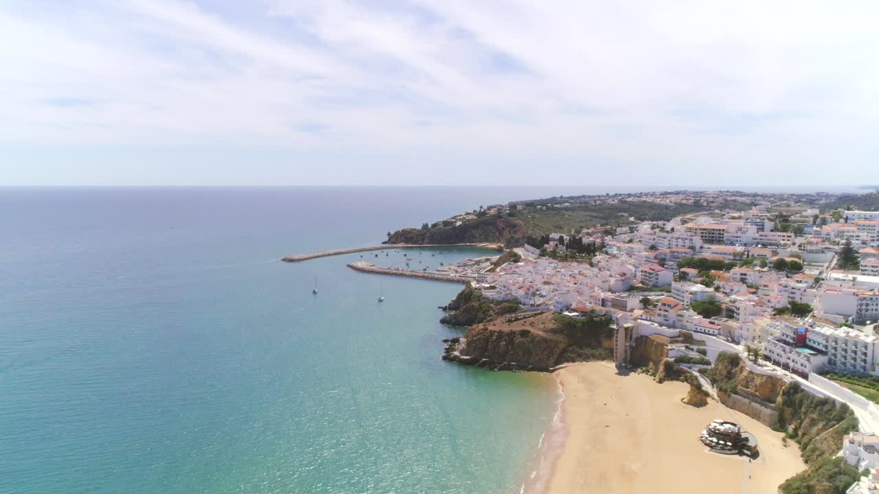 Malerische Luftaufnahme vom Hafen von Albufeira und den Küstenklippen im Sommer