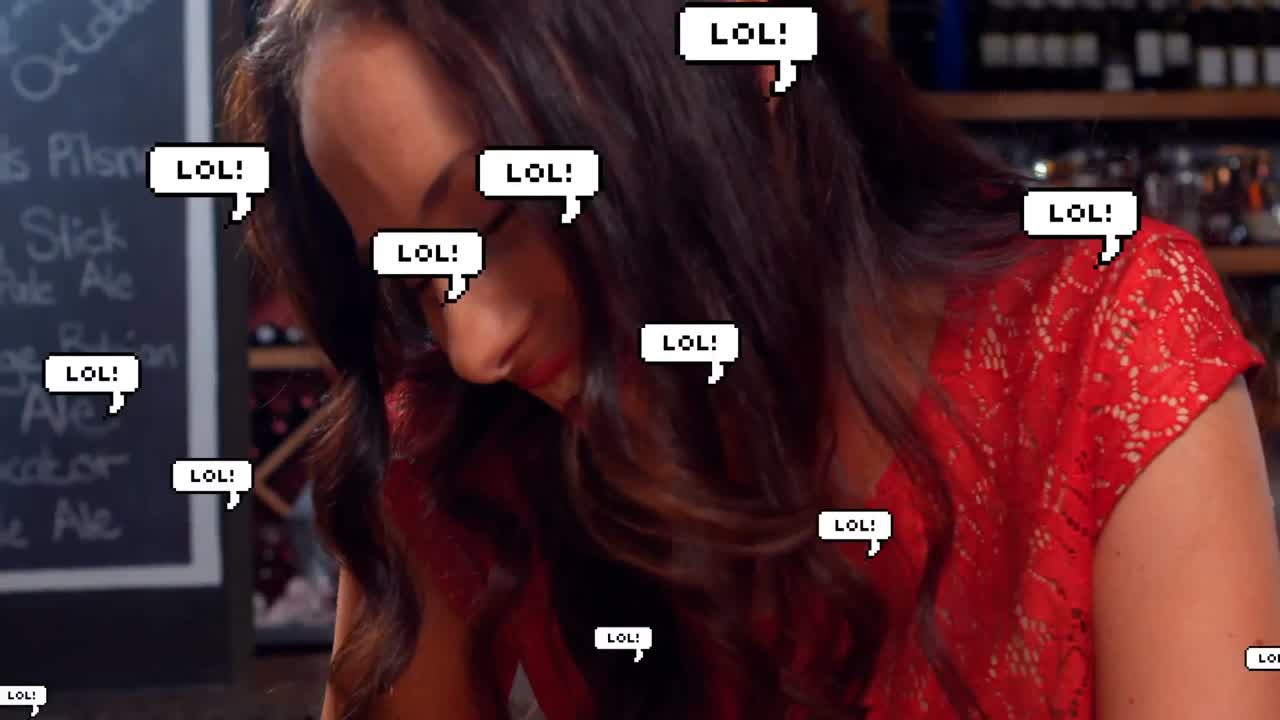 lol texto sobre burbujas de habla flotando contra mujer usando teléfono inteligente