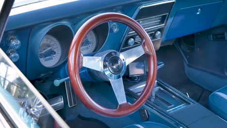 interior de un viejo coche escolar de los años 60, tablero de instrumentos del vehículo, coche clásico