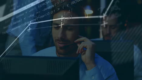 animación de procesamiento de datos financieros sobre empresario caucásico usando auriculares de teléfono y computadora
