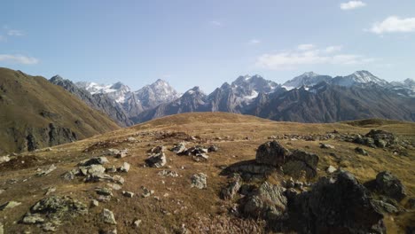 vista aérea de drones de las montañas del cáucaso en el fondo en svaneti, georgia