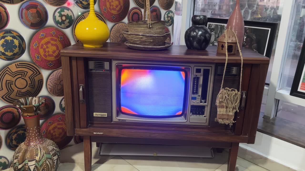 Et klassisk fjernsyn fra 1974, der blev brugt til nyhedsudsendelser og underholdning i hjemmet