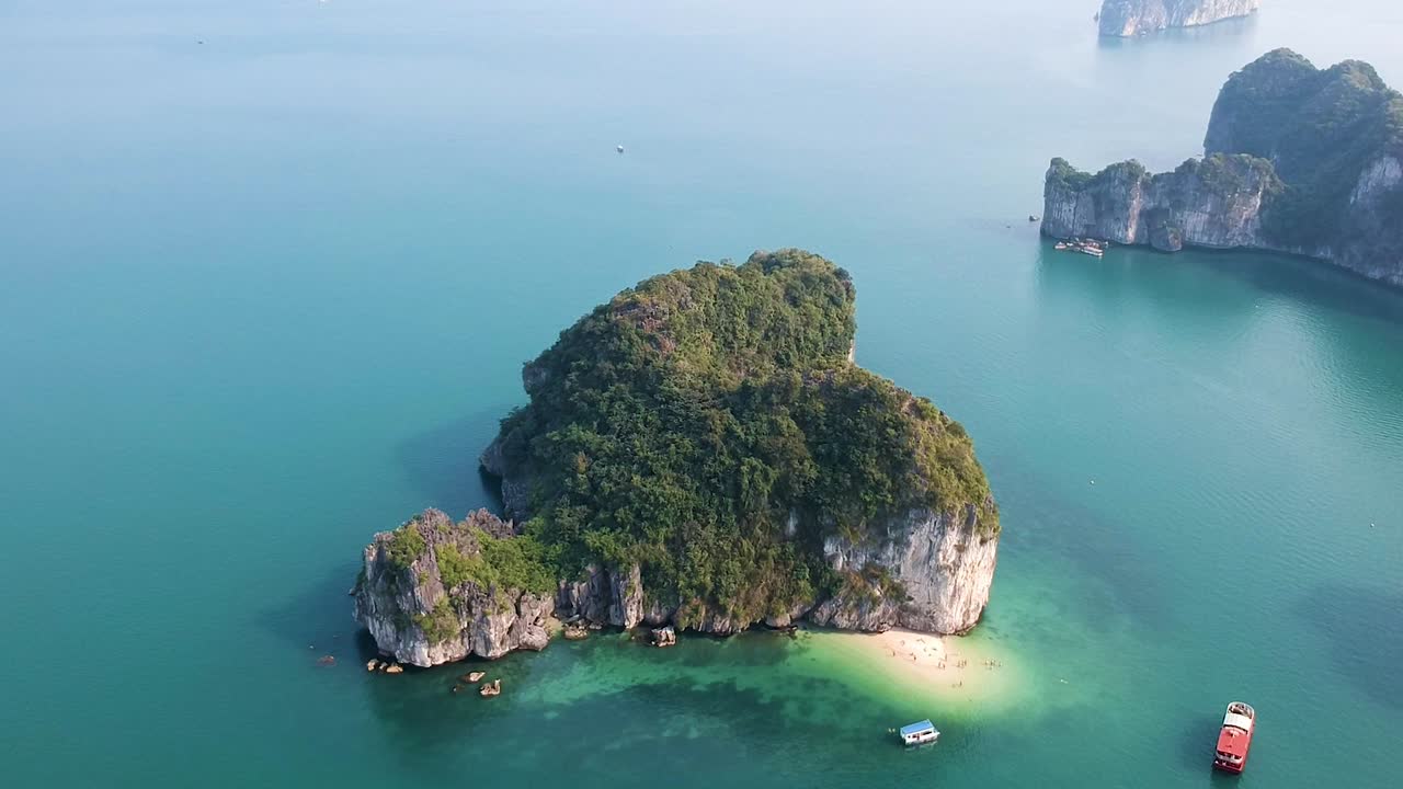 un dron aéreo disparó sobre la bahía de ha long, el mar azul y las islas de piedra caliza de la bahía de lan ha