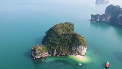 Un-Dron-Aéreo-Disparó-Sobre-La-Bahía-De-Ha-Long,-El-Mar-Azul-Y-Las-Islas-De-Piedra-Caliza-De-La-Bahía-De-Lan-Ha