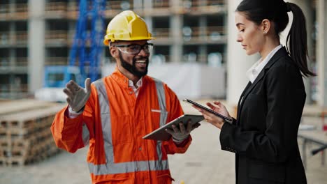 reunión en el sitio de construcción