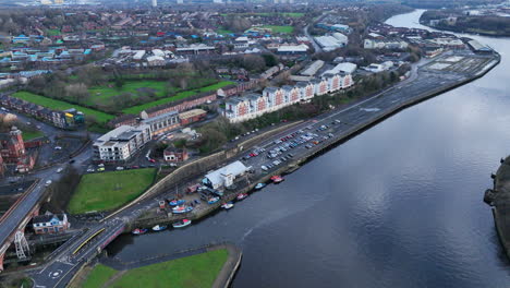 Newcastle-Upon-Tyne,-Langsam-Rückwärts-Fahrend,-Nach-Oben-Kippend,-Um-Byker-Mit-Industriegebieten-Im-Rahmen-Zu-Enthüllen