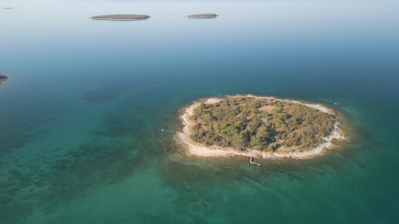 imágenes aéreas de drones en croacia sobre una pequeña isla, vuelo circular donde se puede ver un pequeño muelle