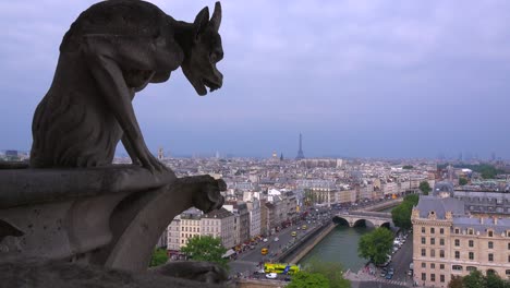 toma clásica de gárgolas vigilando parís francia desde la catedral de notre dame 2