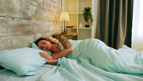 una joven hermosa y tranquila durmiendo bien.
