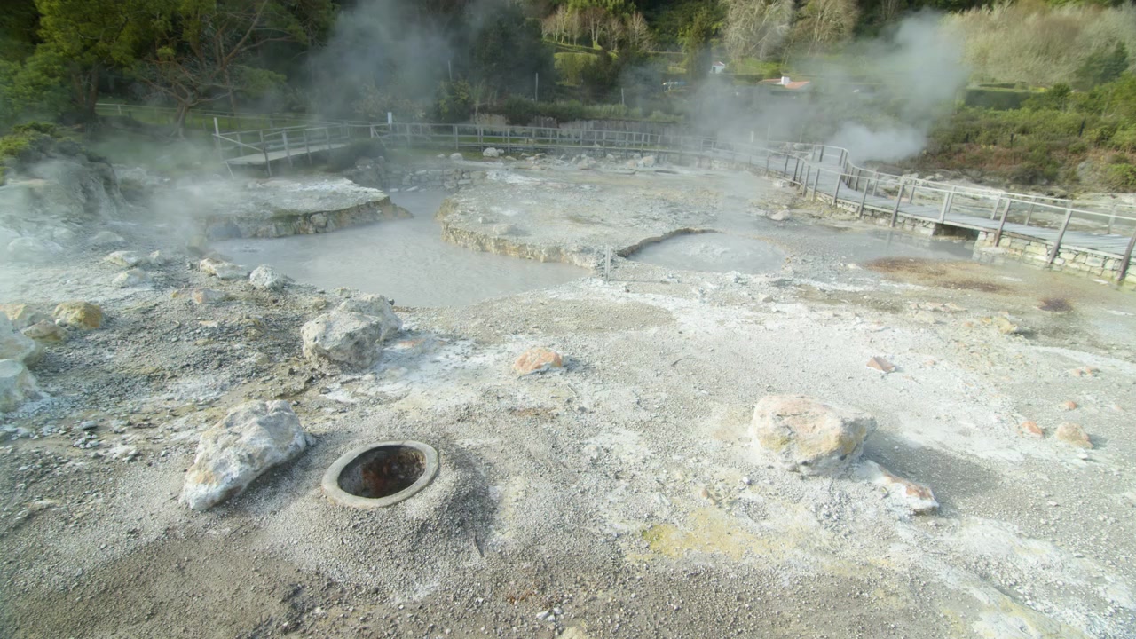 Fumarolas geotérmicas na Lagoa das Furnas, Açores, onde o cozido tradicional é preparado debaixo da terra usando calor vulcânico. Vista aérea.
