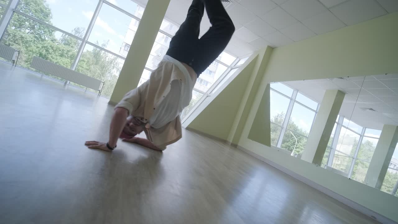 hombre bailando breakdance en un estudio moderno