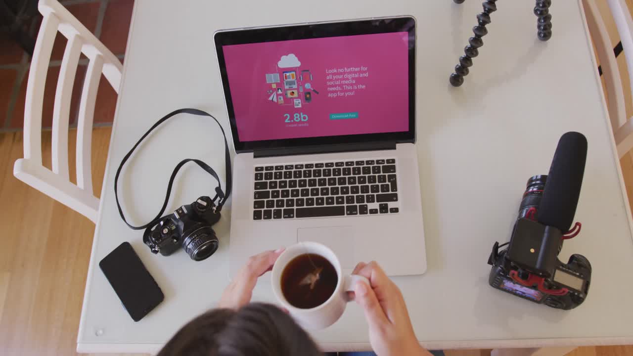 blogger caucásica haciendo un montaje de video en casa