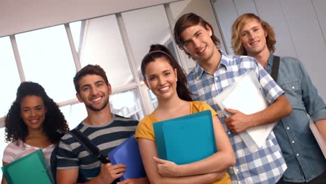 Estudiantes-Felices-Mirando-La-Cámara-Con-El-Pulgar-Hacia-Arriba-En-La-Universidad