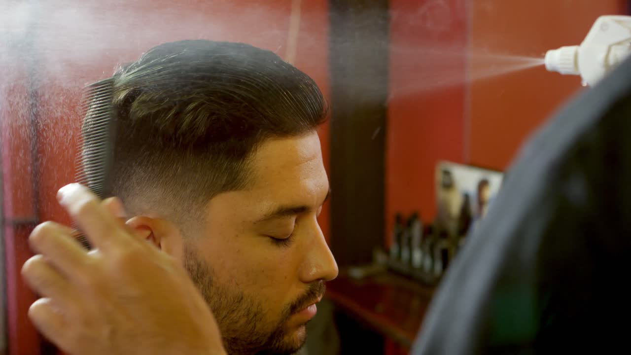 barbero peinando el cabello de los clientes con peine 4k