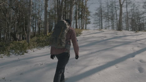 Un-Hombre-Escalando-Una-Montaña-De-Invierno-En-Japón