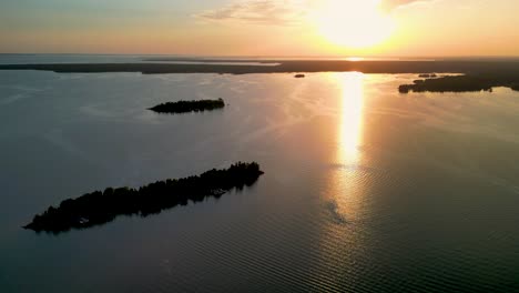 Vista-Aérea-De-Las-Islas-Y-La-Puesta-De-Sol-En-El-Norte-De-La-Península,-Hessel,-Michigan