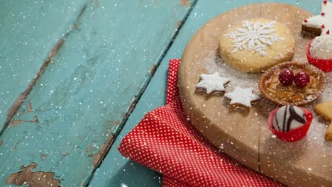 nieve cayendo con comida de navidad