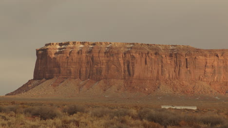 un lapso de tiempo de cambio de luz y nubes que pasan contra una enorme formación rocosa en el desierto suroeste