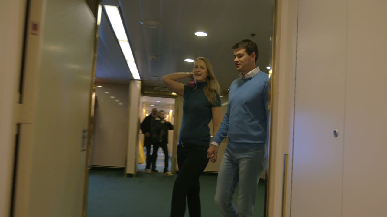 una pareja joven tomando la habitación en un hotel.