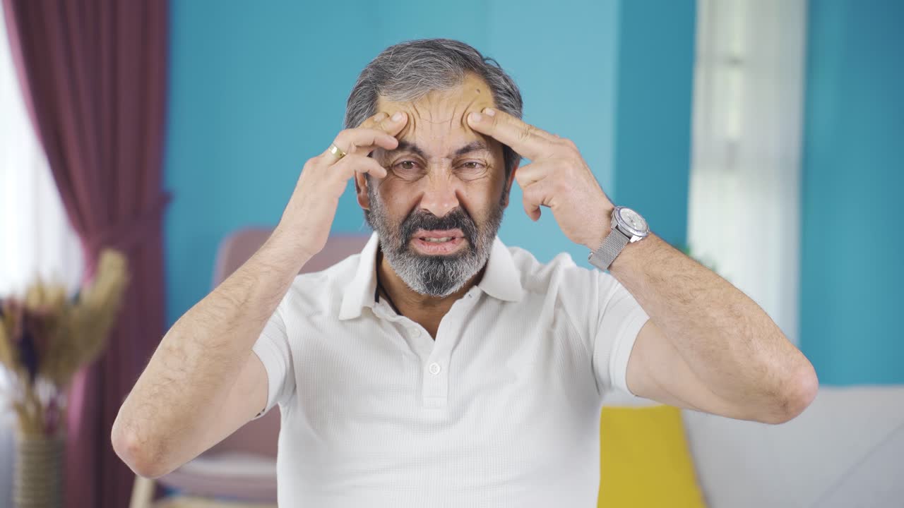 hombre de mediana edad con dolor de cabeza.