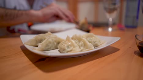 Modelo-Recogiendo-Comida-De-La-Cocina-Oriental-En-El-Restaurante