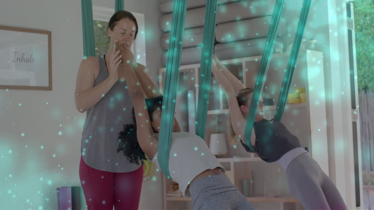 에어 요가를 연습하는 다양한 소녀들에 대한 반이는 반점의 애니메이션