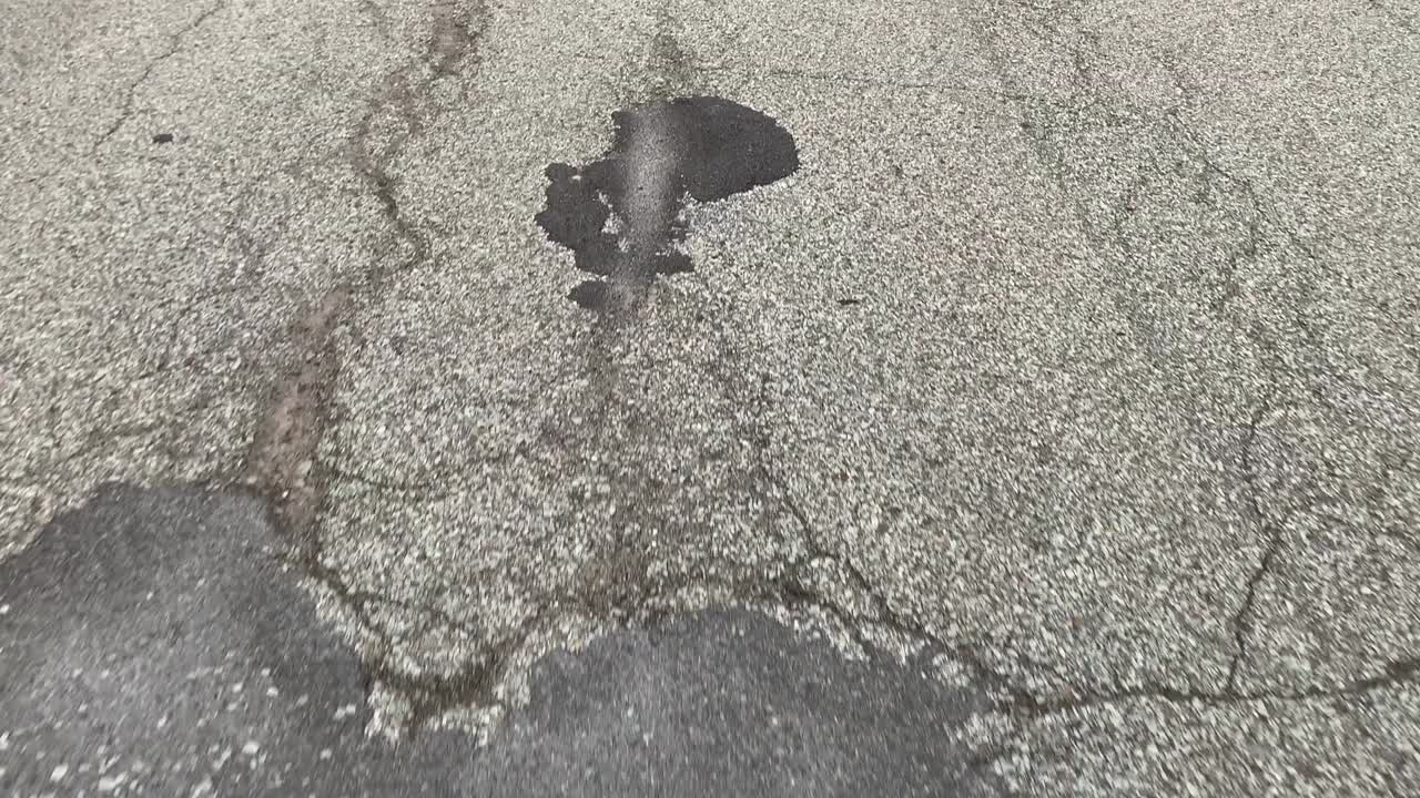 carretera de asfalto con parches