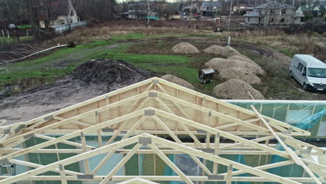 sistema de techo de estructura de madera en un sitio de construcción de la casa - revelación aérea de retroceso