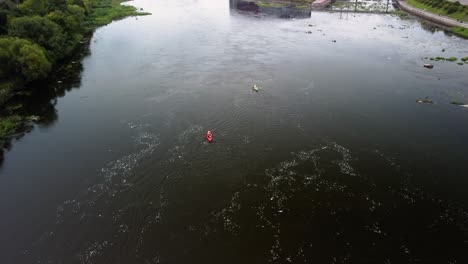 Drohnenaufnahme-Von-Zwei-Kajaks-Im-Fluss,-Leute-Fahren-Kajak