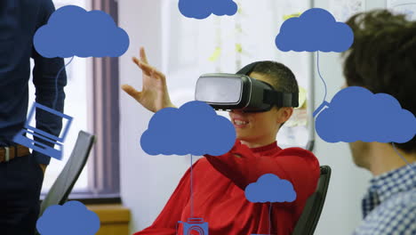 animación de iconos de las redes sociales sobre diversos colegas y mujer caucásica que usa auriculares vr