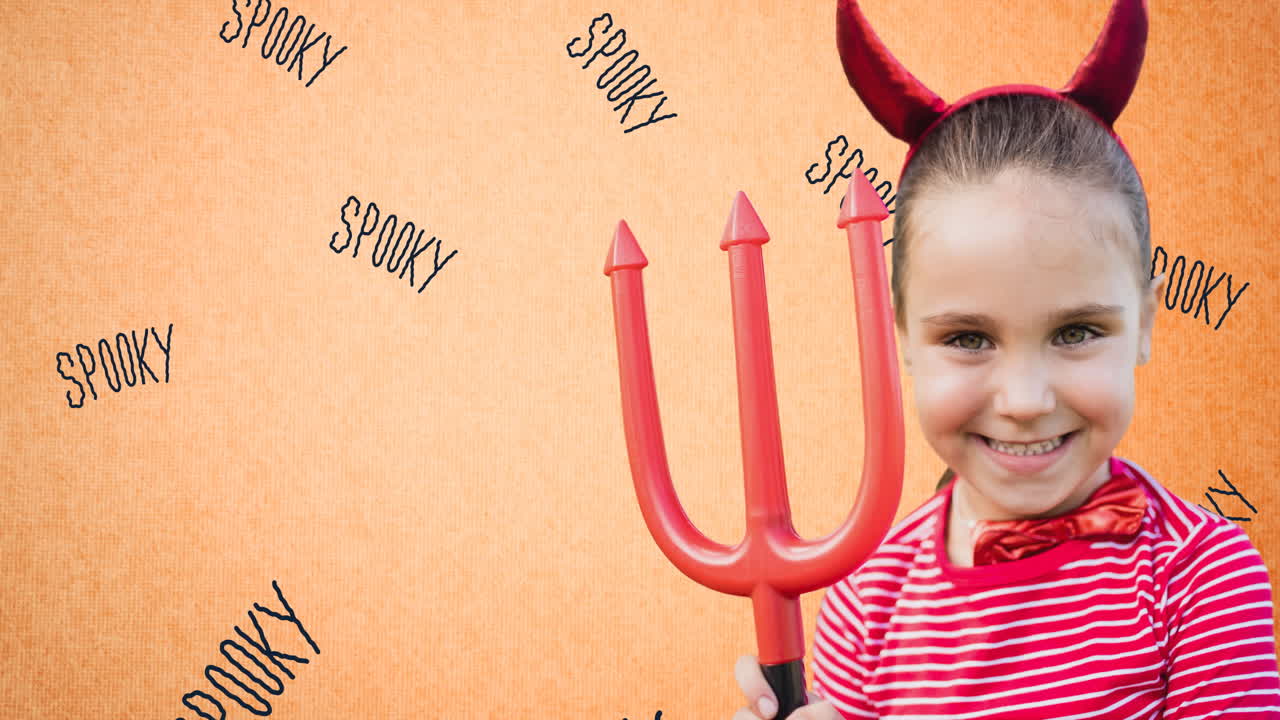 анимация девушки в костюме хэллоуина над несколькими жуткими текстами