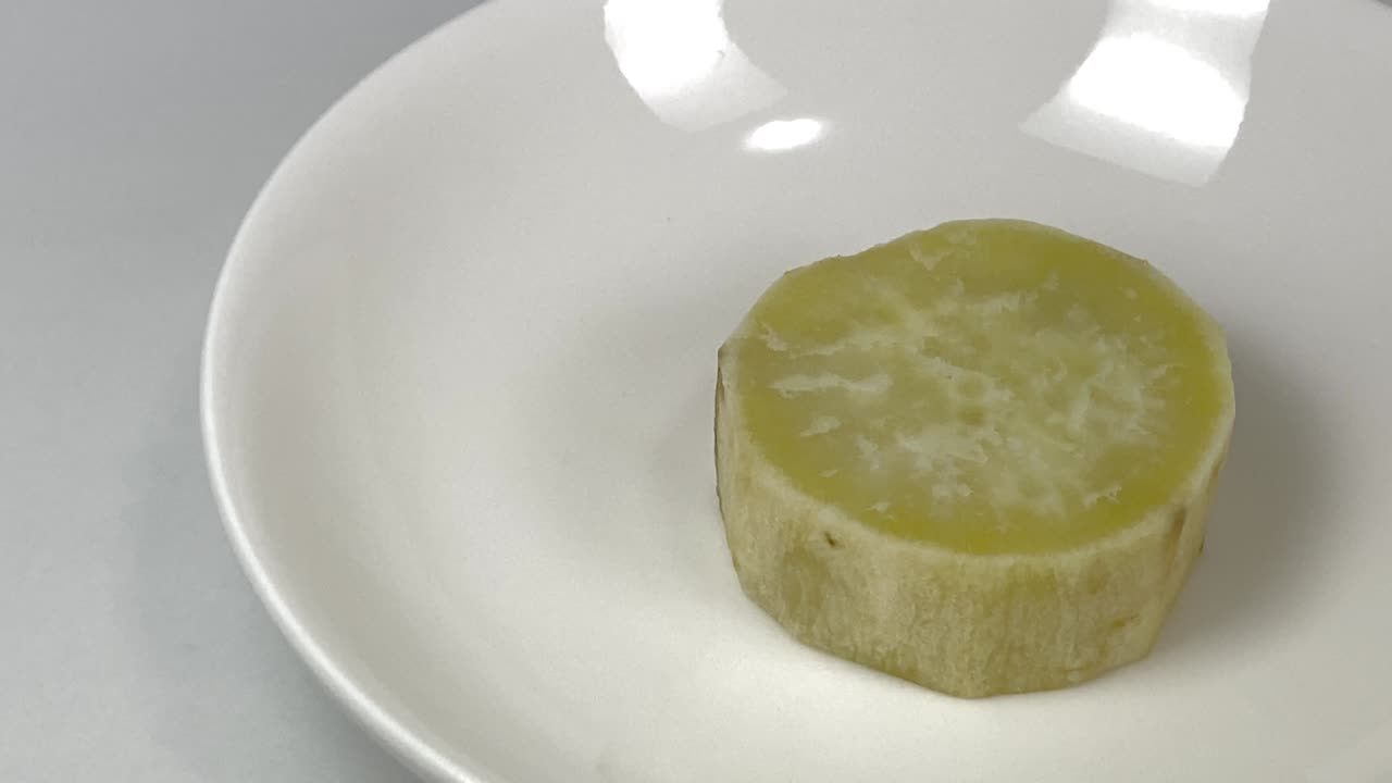 둥근 조각으로 잘라진 달한 감자